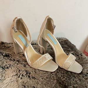 NEW IN BOX Ivory Lace Wedding Heels